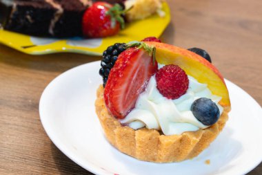 Taze meyve ve böğürtlenli lezzetli pasta. Tatlı tatlı