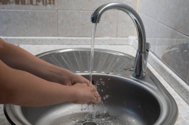 el hijyeni genç ellerini sabunla yıkıyor.