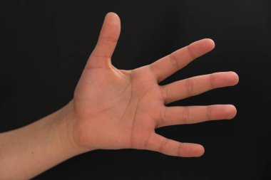 Siyah arka planda bir gencin avucunun içi gibi. vücut parçaları