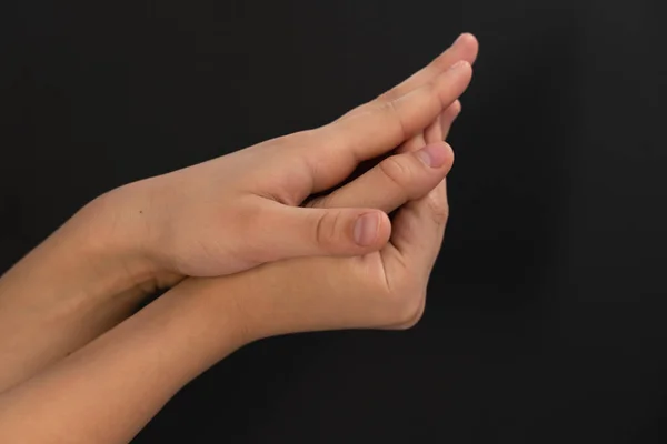 Die Handfläche Eines Teenagers Auf Schwarzem Hintergrund Körperteile — Stockfoto