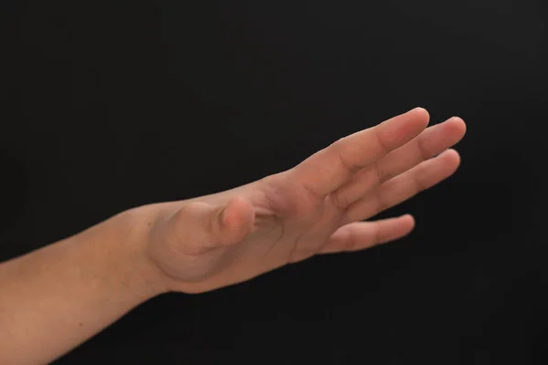 Die Handfläche Eines Teenagers Auf Schwarzem Hintergrund Körperteile — Stockfoto