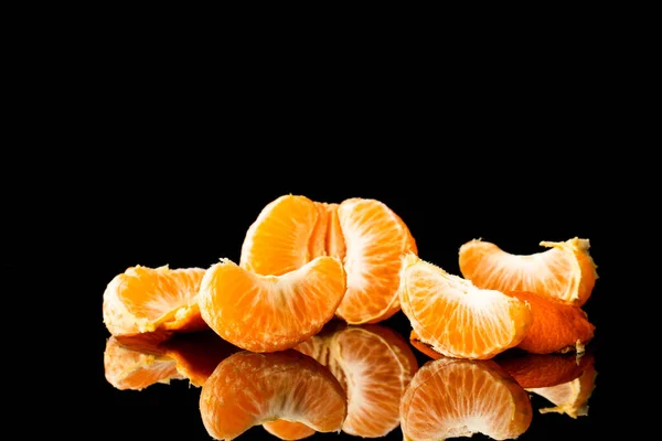 Frische Mandarine Auf Schwarzem Hintergrund Mit Einem Schönen Spiegelbild Aus — Stockfoto