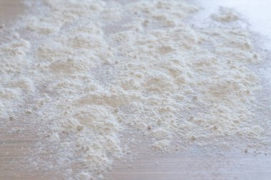 Soyut arkaplan unu açık ahşap bir masaya saçılmış. en üstteki görünüm