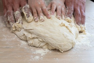 Ahşap bir masada pişirmek için taze hamur..
