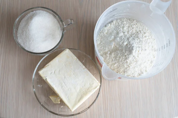 Butter Auf Einem Teller Und Ein Glas Zucker Und Mehl — Stockfoto