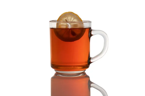 Üveg Csésze Tea Citrommal Fehér Elszigetelt Háttérrel Árnyékkal Asztalon Közelről — Stock Fotó