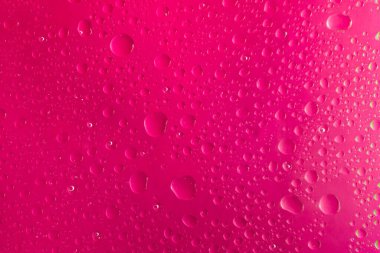 Su damlası dizaynı için güzel bir arkaplan Pembe bir yüzeye yakın