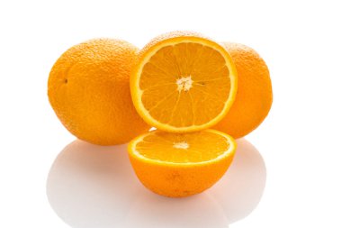 İzole edilmiş beyaz arka planda üç taze portakal.