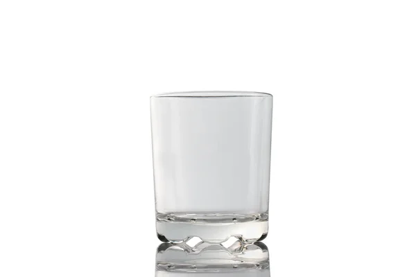 在白色孤立的背景上的空玻璃杯 桌子上的倒影在桌子上 — 图库照片