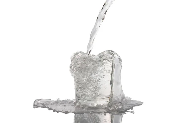 Woda Jest Wlewana Szklanki Białym Izolowanym Tle Odbiciem Powierzchni Stołu — Zdjęcie stockowe