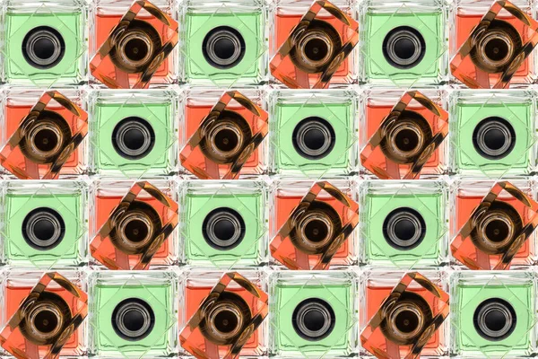 Patroon Achtergrond Rood Groen Parfum Flessen Met Deksel Bovenaanzicht — Stockfoto
