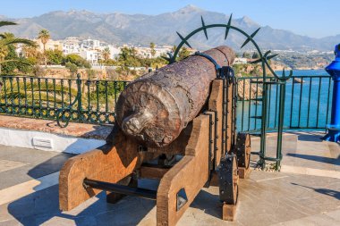 İspanya 'nın Nerja kıyısındaki Avrupa balkonunun ilgi odağı. Costa del Sol 'daki tarihi top mavi gökyüzü ile Akdeniz manzaralı. Sahilde arka planda.