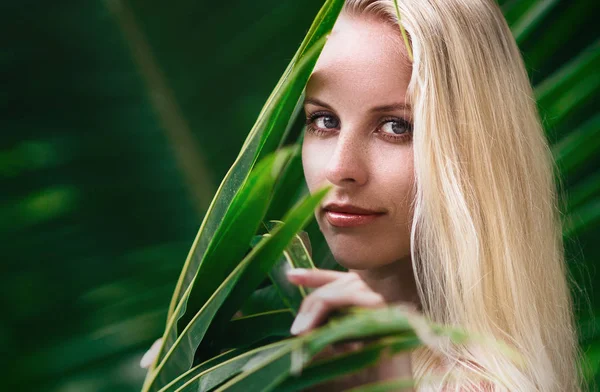 Sedutoramente mulher posando em uma piscina — Fotografia de Stock