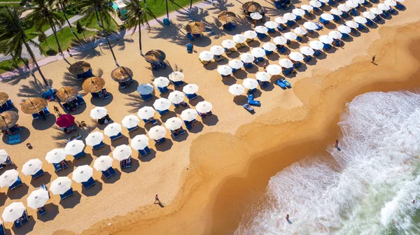 Vista Aérea Aérea Personas Disfrutando Del Verano Línea Playa Olas — Foto de Stock