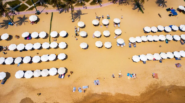 Vista Aérea Aérea Personas Disfrutando Del Verano Línea Playa Olas — Foto de Stock
