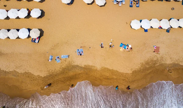 Vista Aérea Aérea Personas Disfrutando Del Verano Línea Playa Olas — Foto de Stock