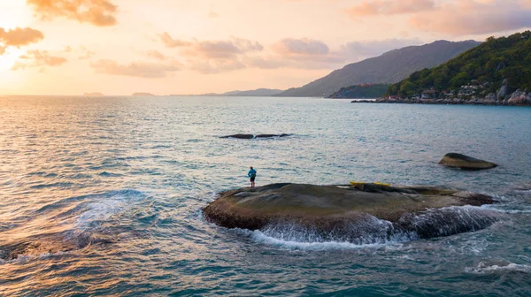 Persona Maschile Che Pesca Mare Dalla Roccia Tramonto — Foto Stock