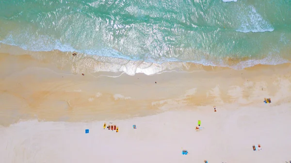 Aérea Sobrecarga Personas Disfrutando Del Verano Playa Arena Olas Rompiendo — Foto de Stock