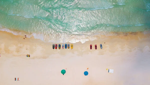 Aérea Sobrecarga Personas Disfrutando Del Verano Playa Arena Olas Rompiendo — Foto de Stock