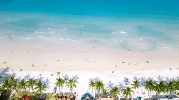 Spiaggia Tropicale Con Persone Godono Ora Legale Sulla Costa Sabbiosa — Foto Stock