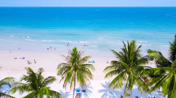 Playa Tropical Con Gente Disfruta Hora Verano Línea Costa Arenosa — Foto de Stock