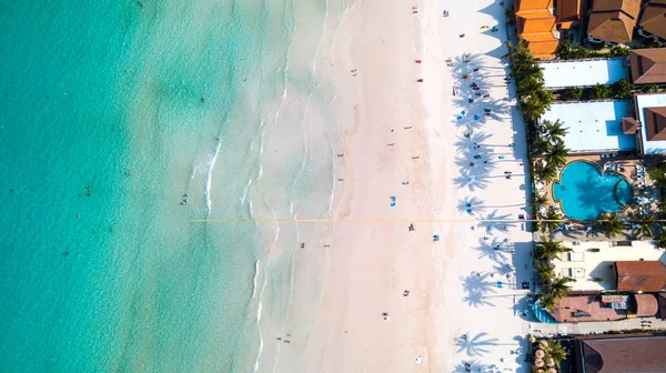 空中架空视图从无人驾驶飞机上的豪华度假村与游泳池在海岸线 — 图库照片
