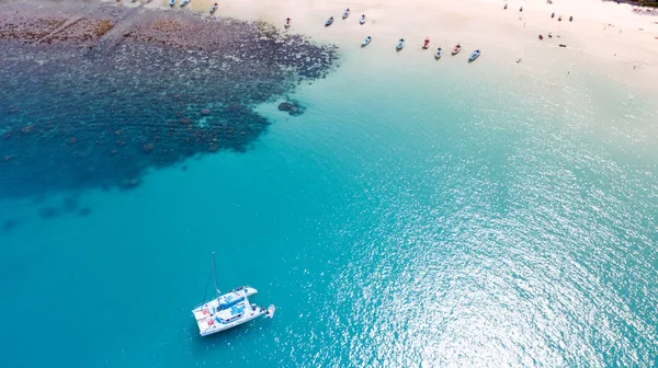 Aerial Paisagem Marítima Com Iate Ancorado Baía Perto Praia Areia — Fotografia de Stock