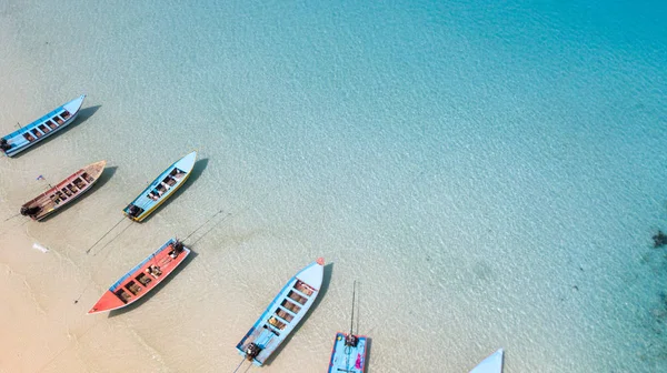 Aérea Shoreline Con Barcos Pesca Tailandeses Botes Taxi Cola Larga — Foto de Stock