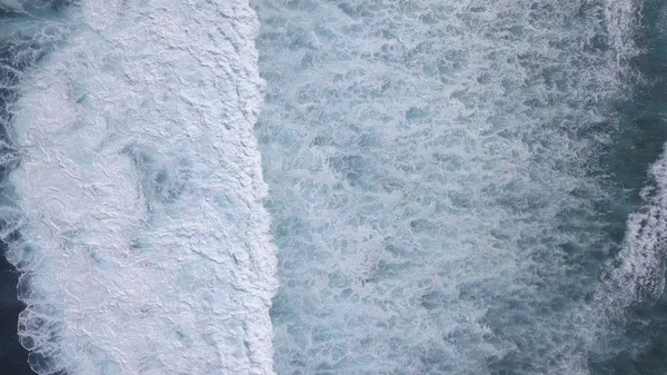 Acima Oceano Trava Aérea Para Baixo Vista Ondas Espuma Superfície — Fotografia de Stock