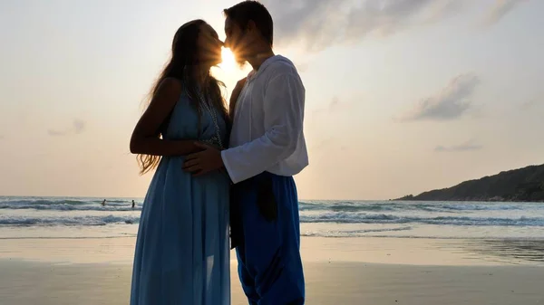 Verliebte Paare Verbringen Zeit Tropischen Sandstrand Der Thailändischen Insel — Stockfoto