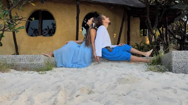 恋爱中的情侣在泰国热带沙滩消磨时光 — 图库照片