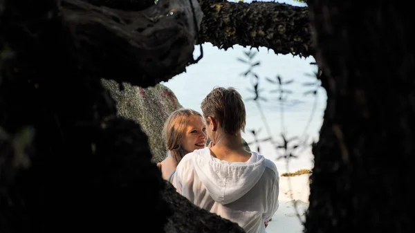 Gift Och Gravid Par Kär Tillbringa Tid Sand Tropiska Stranden — Stockfoto