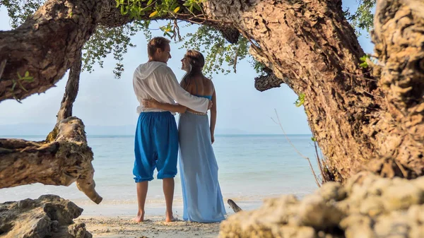 Casada Embarazada Pareja Enamorada Pasar Tiempo Playa Tropical Arena Tailandia — Foto de Stock