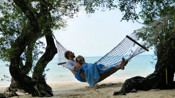 Par Förälskade Tillbringa Tid Hängmatta Sand Tropiska Stranden Thailand — Stockfoto