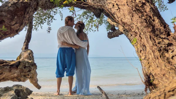 Casado Grávida Casal Apaixonado Passar Tempo Praia Tropical Areia Ilha — Fotografia de Stock