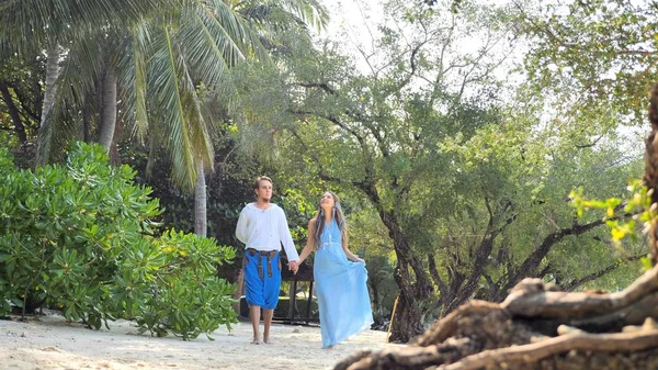 Gehuwd Zwanger Verliefd Stel Brengen Tijd Door Het Zand Tropische — Stockfoto