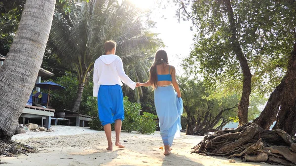 Gehuwd Zwanger Verliefd Stel Brengen Tijd Door Het Zand Tropische — Stockfoto