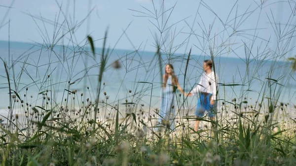 Sposato Incinta Coppia Innamorata Trascorrere Del Tempo Sulla Spiaggia Tropicale — Foto Stock