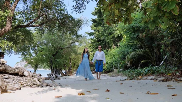 Verheiratet Und Schwanger Verliebtes Paar Verbringt Zeit Tropischen Sandstrand Von — Stockfoto