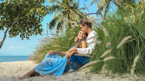 結婚と妊娠 愛のカップルは タイ島の砂の熱帯ビーチで時間を過ごす — ストック写真