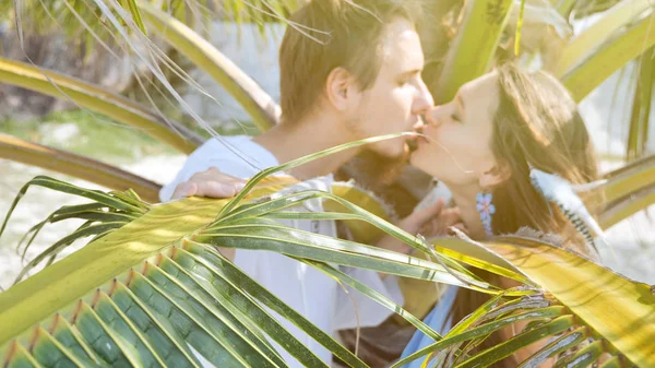恋爱中的情侣在泰国热带沙滩消磨时光 — 图库照片