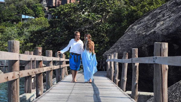 Pasangan Yang Jatuh Cinta Menghabiskan Waktu Jembatan Kayu Pulau Thailand — Stok Foto