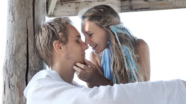 Par Förälskade Tillbringa Tid Tropiska Stranden — Stockfoto