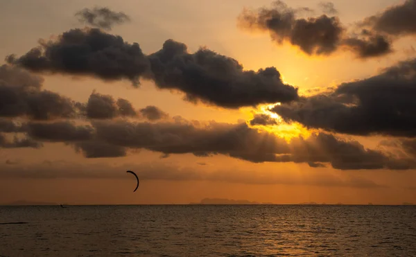 Kitesurfing Δράση Άθλημα Στο Λυκόφως Κατά Την Ώρα Του Ηλιοβασιλέματος — Φωτογραφία Αρχείου
