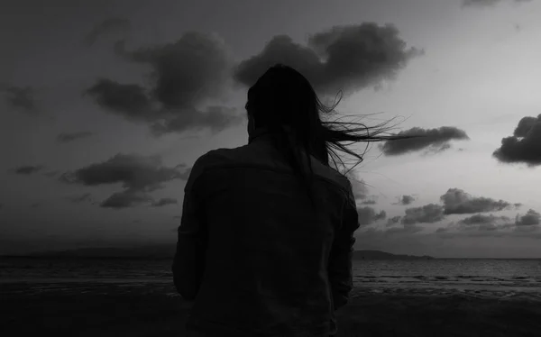 Одна Жінка Пляжі Один Сутінковий Час Дивлячись Море — стокове фото