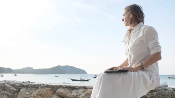 Menina Com Laptop Olha Para Horizonte Longo Mar Conceito Trabalho — Fotografia de Stock