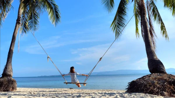 Mujer Swing Isla Tropical Hora Verano Costa Del Mar — Foto de Stock