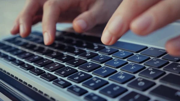 Handjes Typen Laptop Toetsenbord — Stockfoto