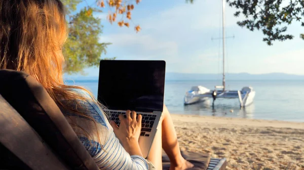 Молодая Женщина Использует Ноутбук Пляже Тропического Острова Концепция Работы Открытом — стоковое фото