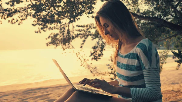 Young Woman Using Laptop Computer Beach Tropical Island Freelance Outdoor — Stock Photo, Image